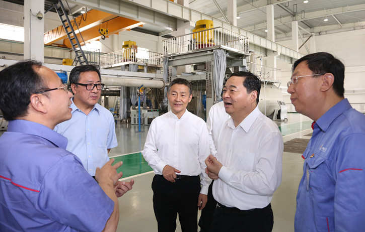 郝鹏与南宫娱乐集团一线科技职员深入交流