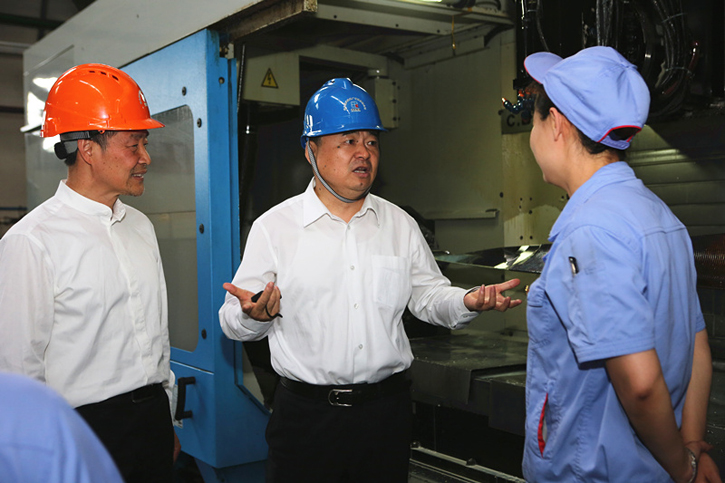 郝鹏与南宫娱乐集团一线生产职员深入交流